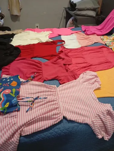 Vendo combo de roupas para menina tamanho 8 a 10 anos 12 vestidos semi novos