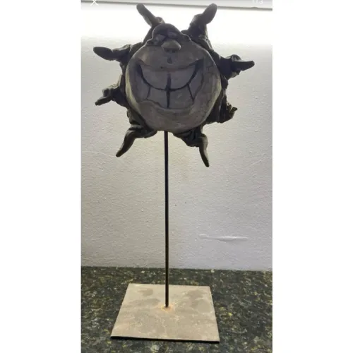 Escultura Artística Feita Mão Forma Um Rosto Sorridente