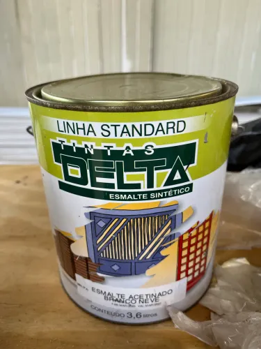 Tinta de ferragens