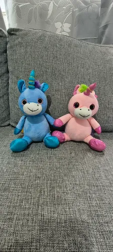 2 unicórnios de pelúcia azul e rosa