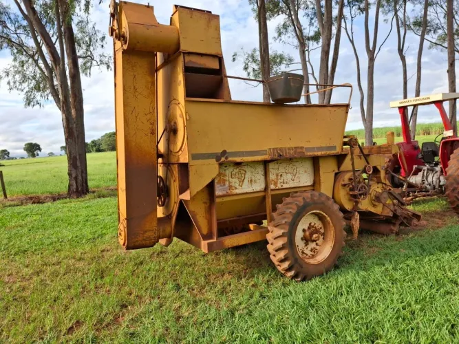 Colhedora de Forragem / Ensiladeira Tracionada para Trator