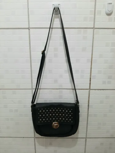 Bolsa preta transversal, com detalhes dourados