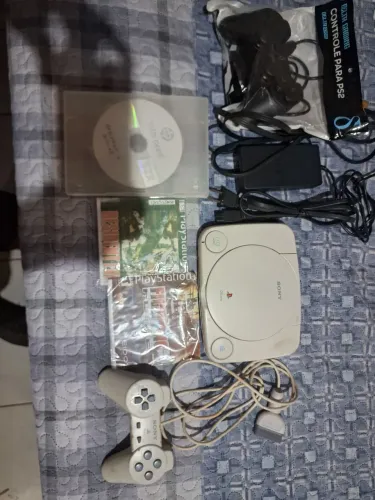 PS1 SLIM DESBLOQUEADO COM CONTROLE NOVO TODOS OS CABOS JOGOS GARANTIA..