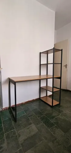 Escrivaninha com estante