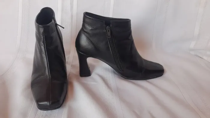 Bota preta de couro legítimo 34/35