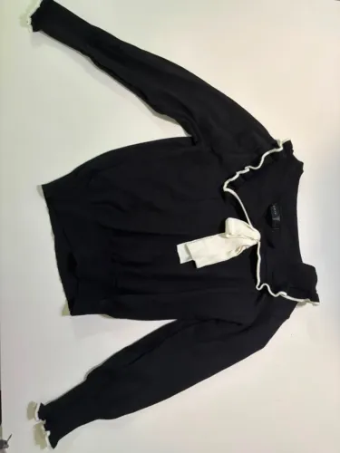 Suéter/Pulôver preto com laço branco tam P