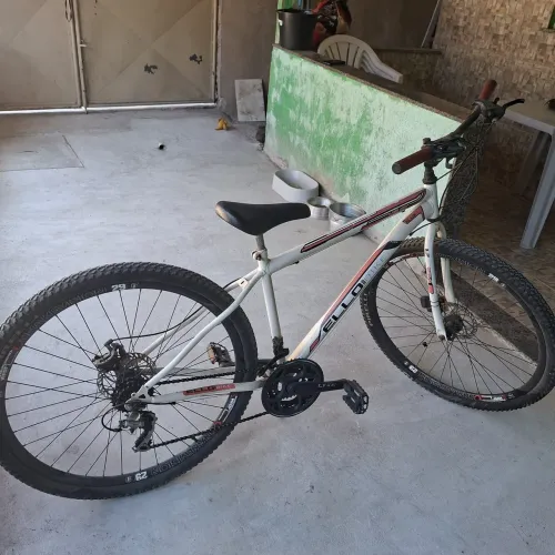 aro 29. bicicleta semi nova. com marcha. .