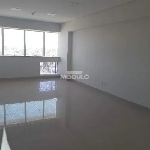 Sala comercial disponível para locação no bairro Brasil.