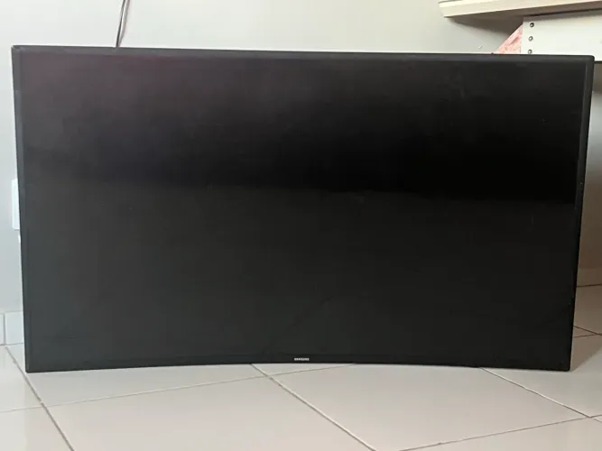 Vendo Tv Samsung tela curva para retirada de peças. 
