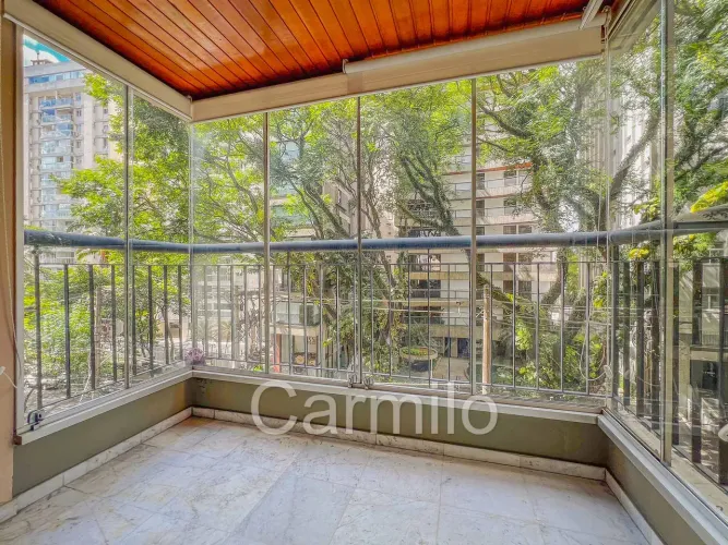 Espetacular! Com varanda grande, lazer e duas vagas no melhor da VNC!