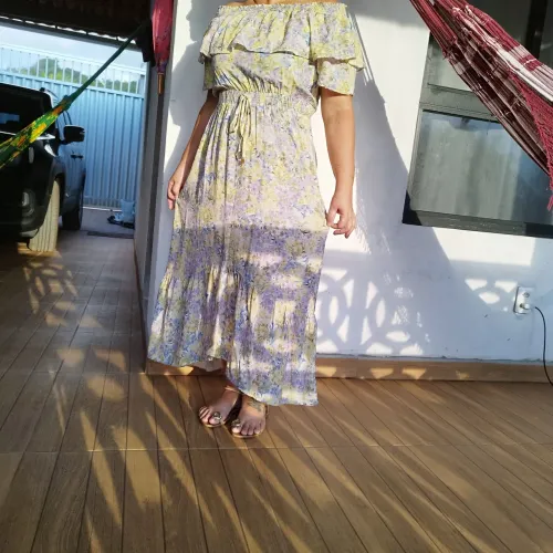 O equilíbrio perfeito entre conforto e elegância do vestido floral lavanda ?