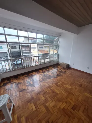 Kitnet para alugar no Aterrado, quarto grande, cozinha e banheiro