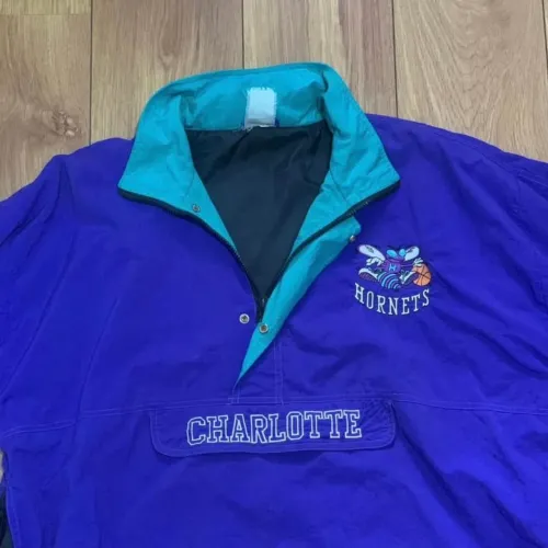 Jaqueta Vintage Anos 90 - Charlotte Hornets - Tamanho M/G
