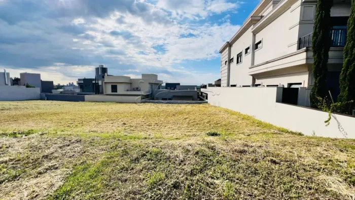 Terreno de Ilha com 370m² à venda em condomínio - Vila do Golfe