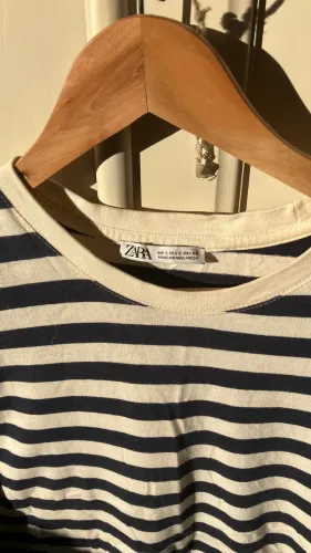 Camiseta Zara Listrada azul e branco Masculina TAM P