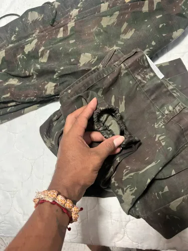 Vende se gandola e calça militar