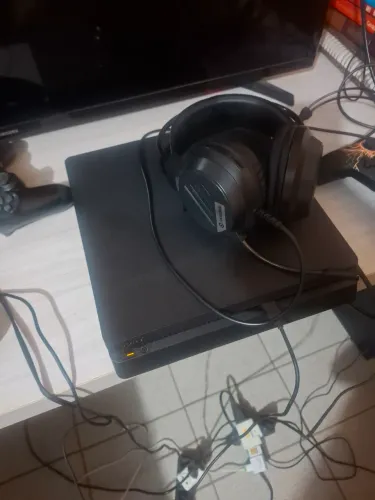PlayStation 4 slim 1tb