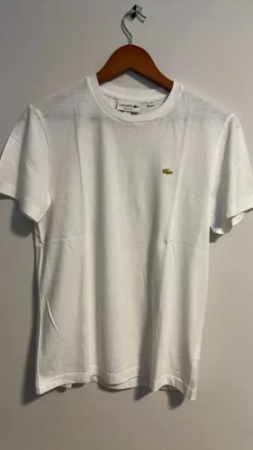 camiseta branca, marca lacoste, 87% algodao, perfeita, gola redonda, medidas ombro 40, bus