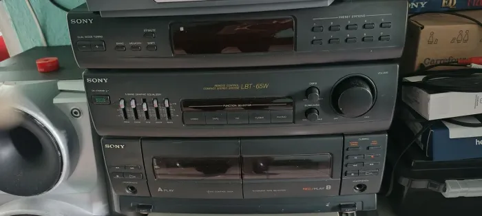 MINI SYSTEM SONY LBT-65W COM 1 CAIXA SONY E OUTRA JVC.