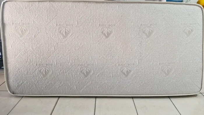 Vendo urgente colchão de solteiro!!