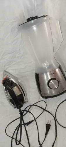 Liquidificador e Ferro de Passar com avaria mas funcionando perfeitamente-60 reais os dois