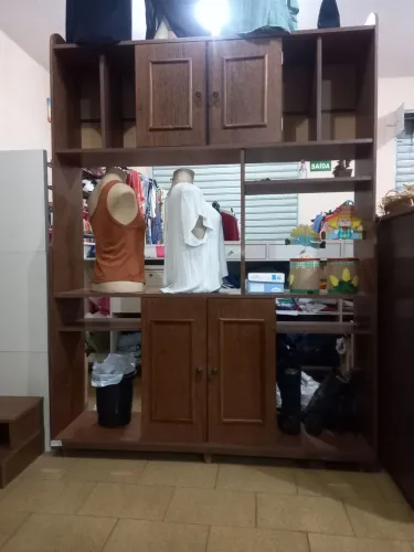 Vende-se uma estante