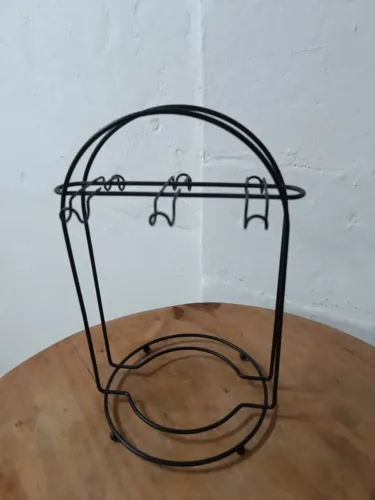 Suporte para xícaras em metal preto de bancada