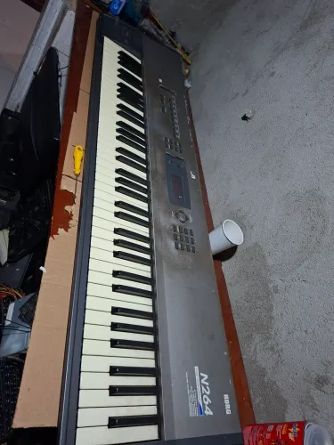 Teclado Workstation Korg N264 USADO - RARIDADE, 76 Teclas OBS: NÃO LIGA