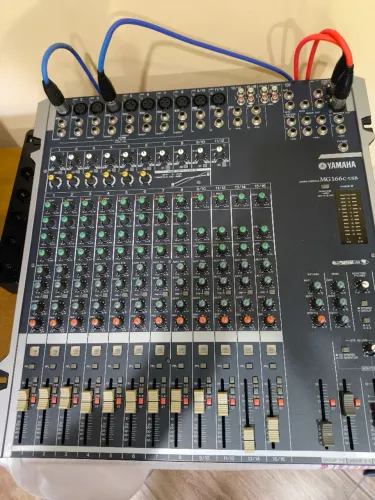 Mesa de som yamaha 16 canais. Usada em bom estado. Favor leia o anúncio.