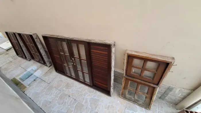 Vendo 5 janelas de madeira em bom estado de conservação