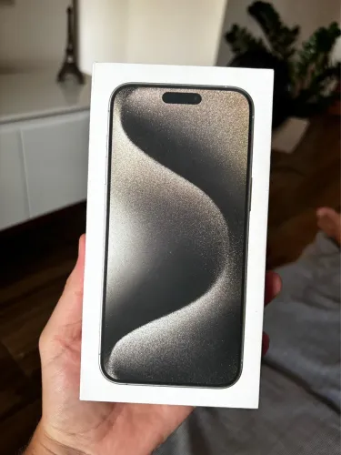 iPhone 15 pro max 93% bateria