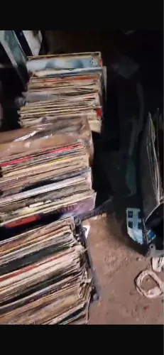 Lote mais de 2 mil peças disco venil não mando foto 1 por 1 vendo lote