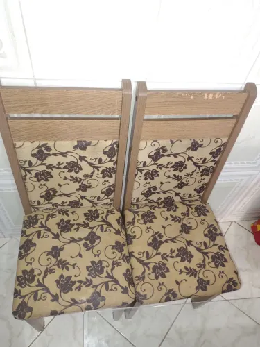 Vende-se mesa de 8 cadeiras. Mesa em perfeito estado, cadeiras com algumas marcas de uso.