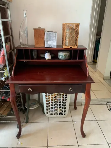 escrivaninha clássica estilo bureau em madeira (estilo cabriolet)