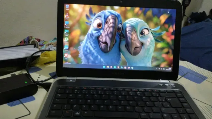 Vende-se notebook com algumas marcas de uso