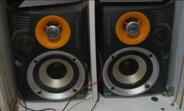  caixas de som<br>Alto falantes bem potente retirar próximo a arena do grêmi