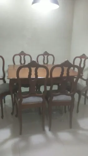 Mesa de madeira maciça com 6 cadeiras e estilo clássico