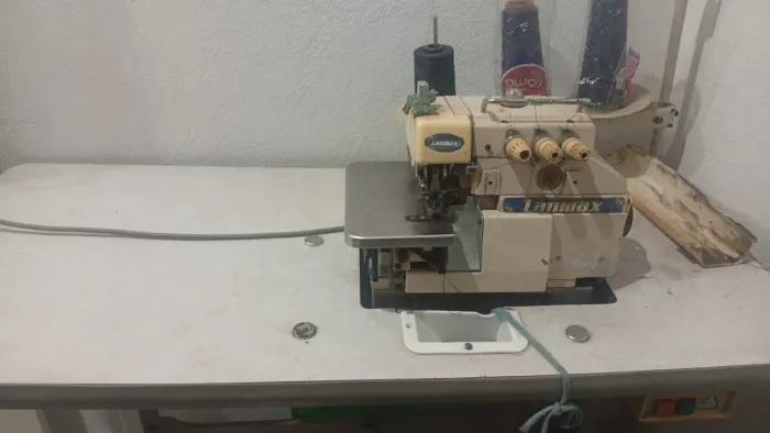 Máquina de costura overclock