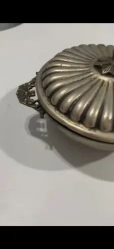 Bomboniere antiga em metal, com pés de apoio.