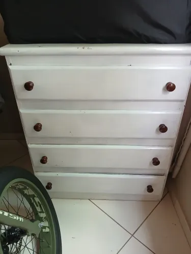 Comoda de madeira em perfeito estado