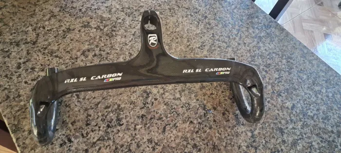 Guidão integrado em carbono. 