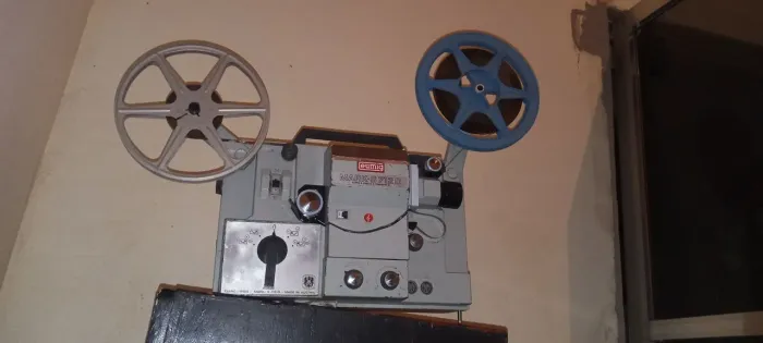 Vendo um projetor super8 eming 712D. FONCIONANDO