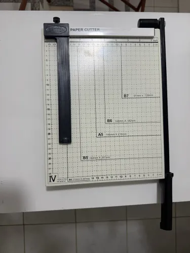 Guilhotina Base Em Aço 30 Cm Papel A4 Até 10 Folhas C/ Trava