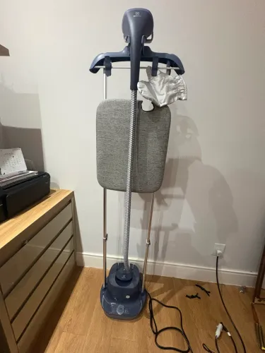 VAPORIZADOR VERTICAL DE ROUPA ELECTROLUX EGS20 