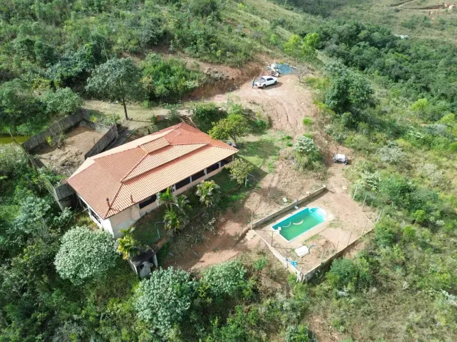 SÍTIO COM 6,5 HECTARES, PORTEIRA FECHADA, ESCRITURA, ÁGUA CORRENTE E  VISTA PARA AS MONTAN