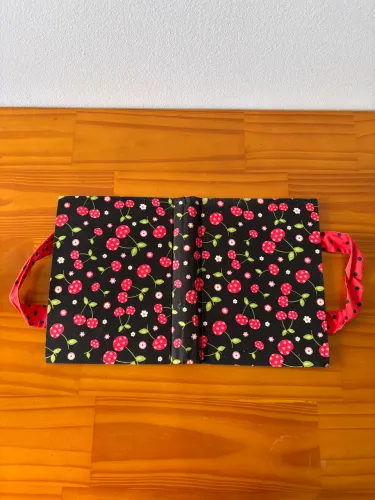 Porta Livros Cerejas e Poá