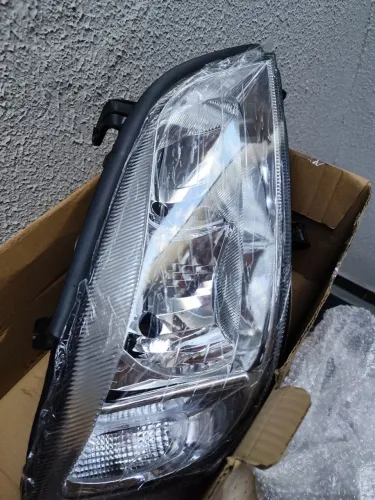 Par de faróis dianteiro e acabamentos Zafira.