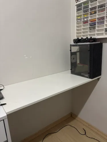 Bancada / Secretária Suspensa em MDF Branco com Mão Francesa (Prateleira de Parede)