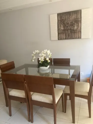 Mesa com 6 cadeiras madeira maciça