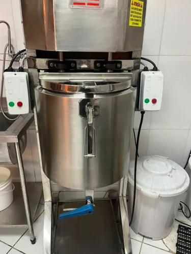 TRITURADOR E REFINADOR DE AÇAÍ EM INOX - 2 MOTORES WEG 5 CV